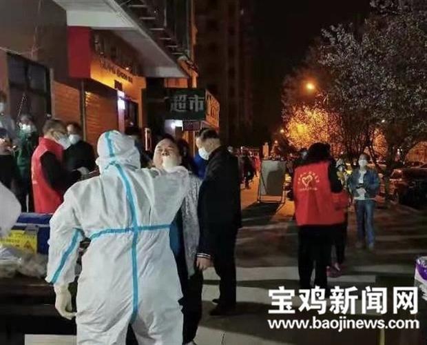虢镇街道东街社区广大志愿者迅速投入防控一线,摸排人员,公共区域消毒